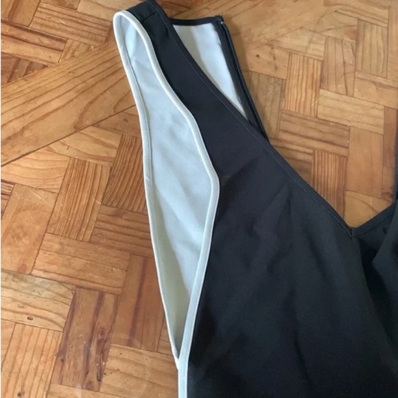 MARCIANO BLACK V NECK SLEEVELESS JUMPSUIT WOMENS XS NWOT - Picture 6 of 10